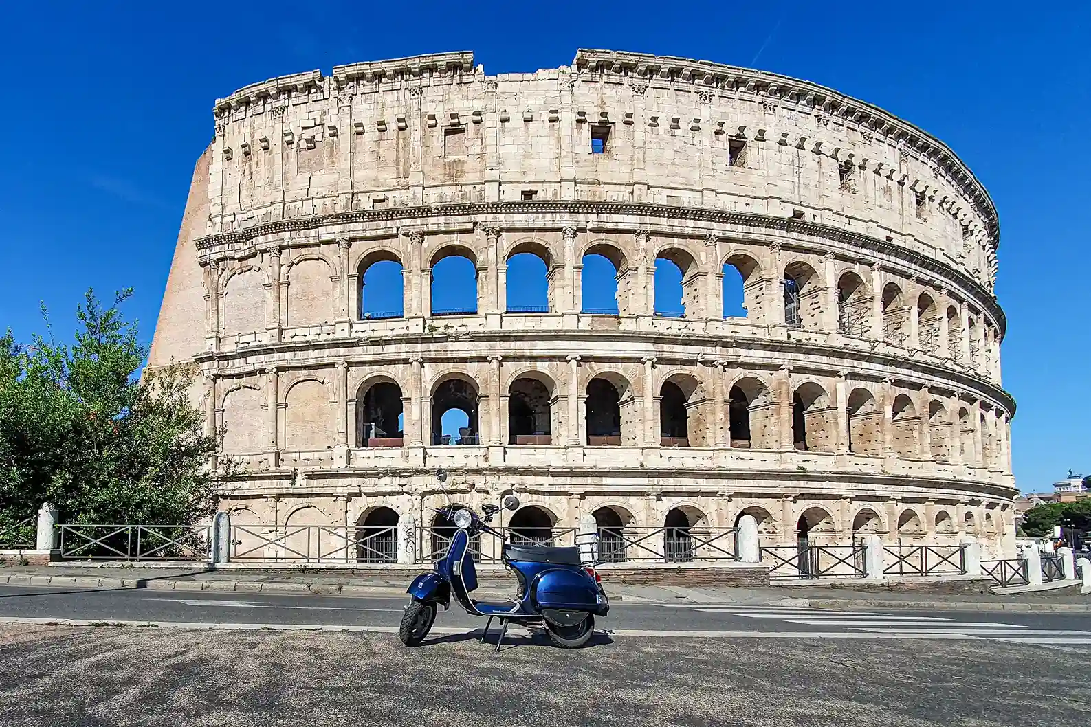 Patrick Cernoch Vespa PX 125 Kolosseum Rom Reise Roadtrip