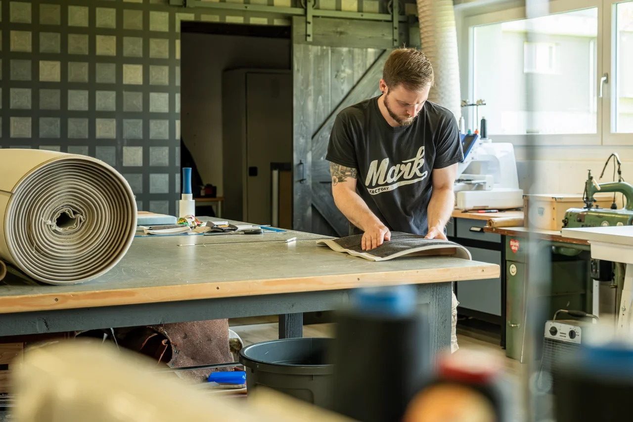 Patrick Cernoch Fotograf Journalist Manu Mark Sattlerei Mark Factory Schübelbach Schwyz Zürichsee